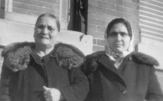 photograph: maria vittoria d'alessandro and her daughter nunziata direnzo, 15 kb