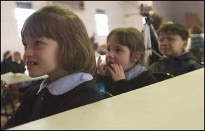 Children are amazed at Dennis Michels Performance.